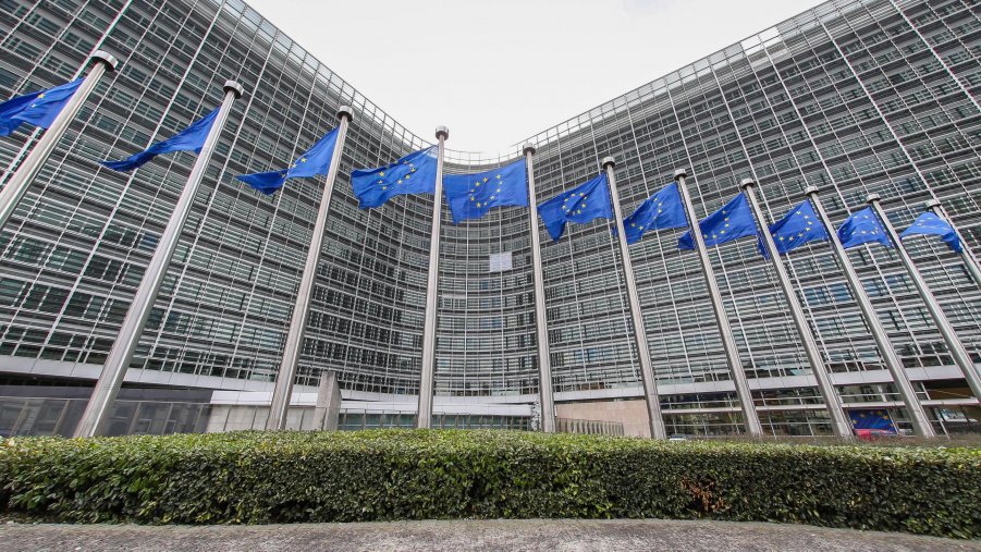 Coronavirus, Bruxelles potrebbe requisire i vaccini prodotti negli impianti delle Big Pharma sul territorio dell’Unione