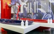 Al Grande Fratello Vip le vasche si tingono di rosso e blu