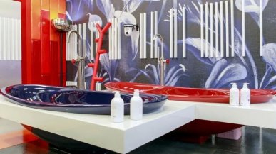 Al Grande Fratello Vip le vasche si tingono di rosso e blu