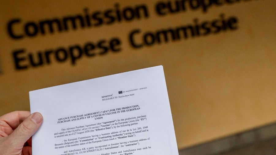 Accordo AstraZeneca-Ue sui vaccini, svelati alcuni omissis oscurati: 870 milioni per la prima fornitura