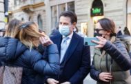 Roma, Conte, fuga dalla crisi: sorpreso  in via del Corso (davanti a Fendi) per il primo giorno dei saldi