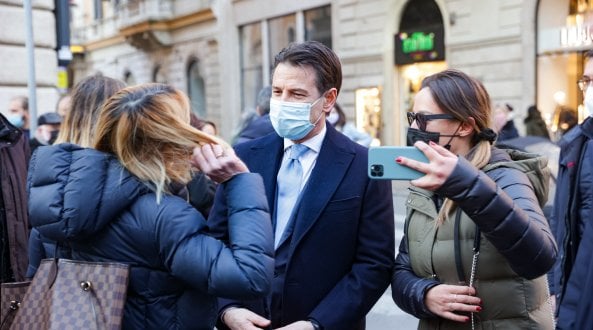 Roma, Conte, fuga dalla crisi: sorpreso  in via del Corso (davanti a Fendi) per il primo giorno dei saldi