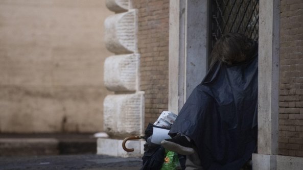 Roma, morto clochard a Piazza San Pietro: è il decimo decesso in 3 mesi