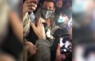Assembramento per Can Yaman: l'attore turco abbraccia le fan davanti alle forze dell'ordine