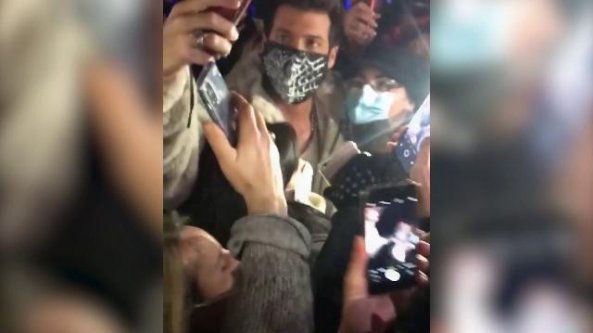 Assembramento per Can Yaman: l'attore turco abbraccia le fan davanti alle forze dell'ordine