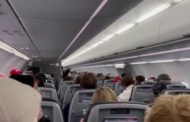 Decine di passeggeri inneggiano a Trump: il pilota dell'aereo non la prende bene