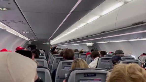Decine di passeggeri inneggiano a Trump: il pilota dell'aereo non la prende bene