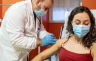 Virus, l'algoritmo dei medici di famiglia per vaccinare prima chi rischia di più. In arrivo 30mila saturimetri