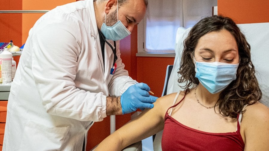 Virus, l'algoritmo dei medici di famiglia per vaccinare prima chi rischia di più. In arrivo 30mila saturimetri