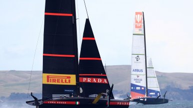 Prada Cup, Luna Rossa come Valentino Rossi e Marquez: per l'equipaggio gli stessi caschi e giubbotti dei campioni delle moto