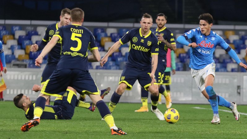Napoli-Parma 2-0, Elmas e Politano rialzano gli azzurri
