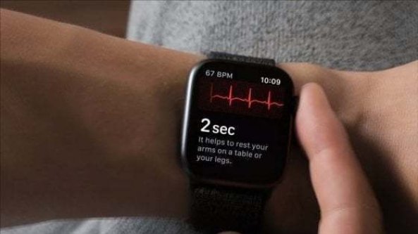 Covid, così lo smart watch può aiutare la diagnosi: allo studio due app per scoprire un'infezione virale ancor prima dei sintomi