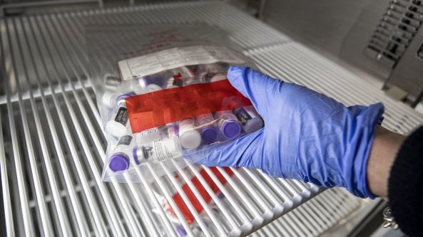 Vaccini, servono due operatori per raccogliere il consenso informato. La protesta: 