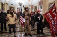 Usa, arrestato Jake Angeli lo sciamano di Capitol Hill