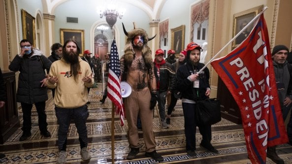 Usa, arrestato Jake Angeli lo sciamano di Capitol Hill
