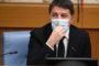 Conte se ne infischia delle norme anti-Covid. E fa una conferenza in mezzo alla folla