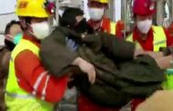 I minatori intrappolati per 14 giorni risalgono in superficie con gli occhi bendati