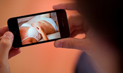 Qualcuno ha usato lo smartphone della donna suicida per un video hot tempo dopo che era morta