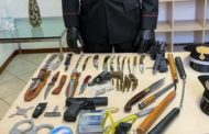 Bologna, carabinieri chiamati per sedare una lite: in casa un arsenale di armi