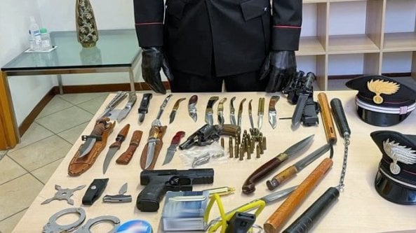 Bologna, carabinieri chiamati per sedare una lite: in casa un arsenale di armi