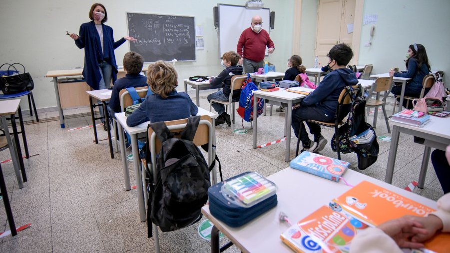Scuola, da lunedì altri trecentomila studenti di nuovo sui banchi