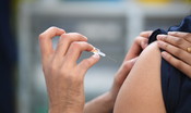 Il vaccino AstraZeneca potrebbe essere autorizzato solo per gli under 65