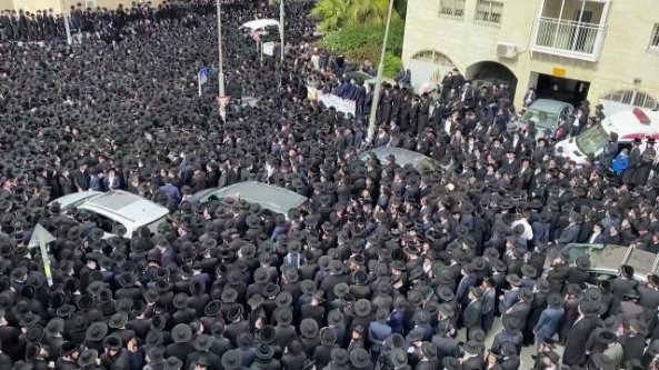Ortodossi in strada per i funerali del rabbino: violazione di massa del lockdown