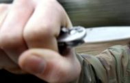 Un ragazzo di 17 anni ha accoltellato alla gola la ragazza che lo aveva lasciato