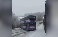 Caos neve, un autobus a due piani non riesce a rimanere in carreggiata