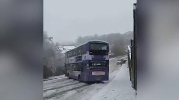Caos neve, un autobus a due piani non riesce a rimanere in carreggiata