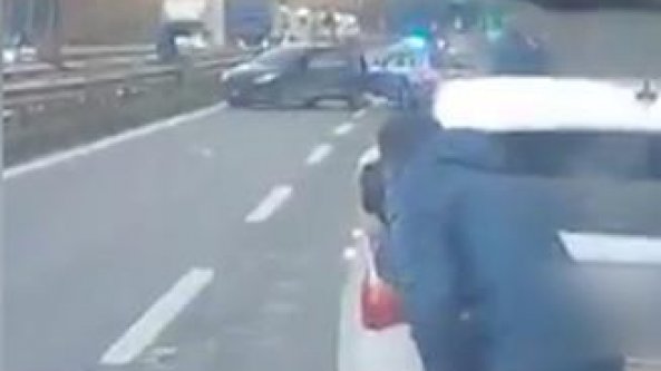 A1, la corsa contromano di un automobilista finisce con gli spari della polizia