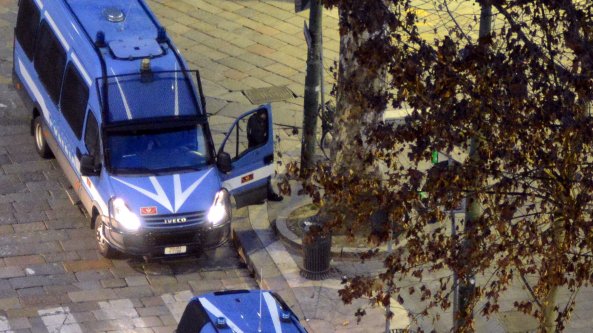 Parma, nel circolo arriva la polizia: clienti in fuga