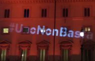 Sulla facciata di Palazzo Chigi appare una mega scritta