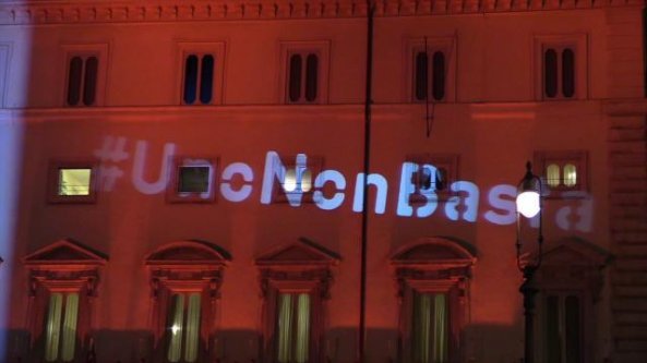 Sulla facciata di Palazzo Chigi appare una mega scritta