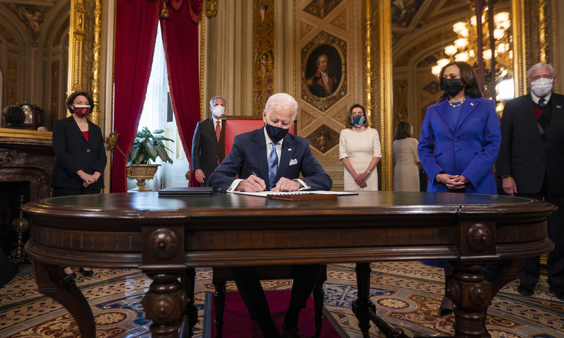 Il Piano Biden contro il coronavirus: poteri di guerra, mascherine, test e quarantena