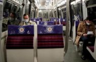 Francia, stop a chiacchiere e telefonate in metro: aiutano a diffondere il virus