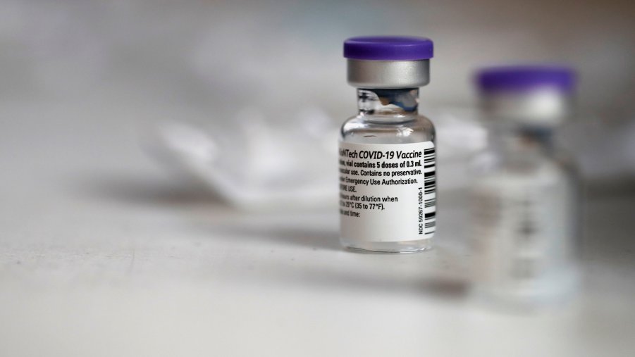 Vaccini, Pfizer ritarda ancora consegne. Arcuri: 
