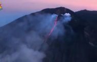 Stromboli, nuova colata lavica: le immagini dall'elicottero dell'Aeronautica