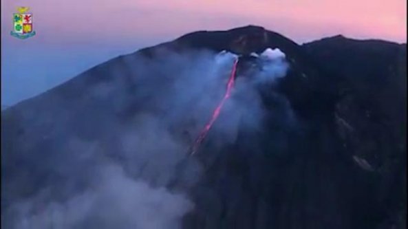 Stromboli, nuova colata lavica: le immagini dall'elicottero dell'Aeronautica