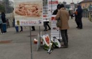 Provocazione antiabortista davanti all'ospedale di Monza, un medico prova a fermare i manifestanti
