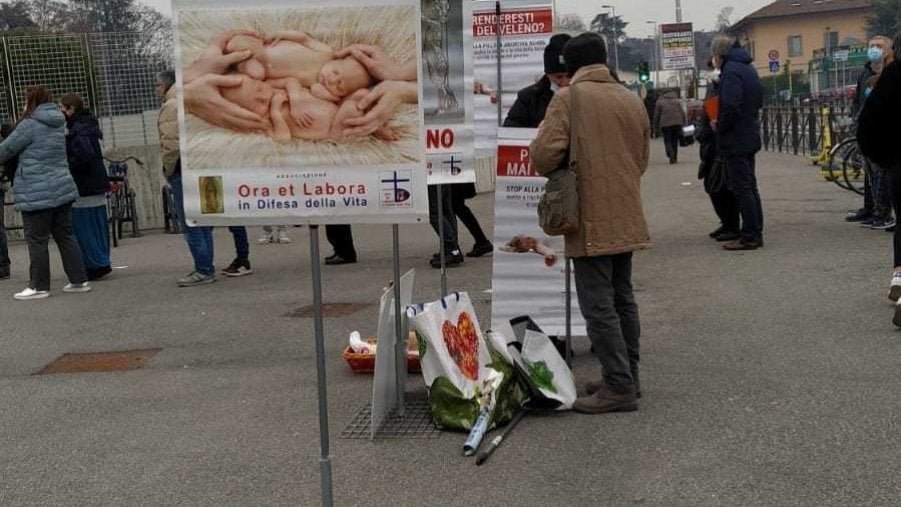Provocazione antiabortista davanti all'ospedale di Monza, un medico prova a fermare i manifestanti