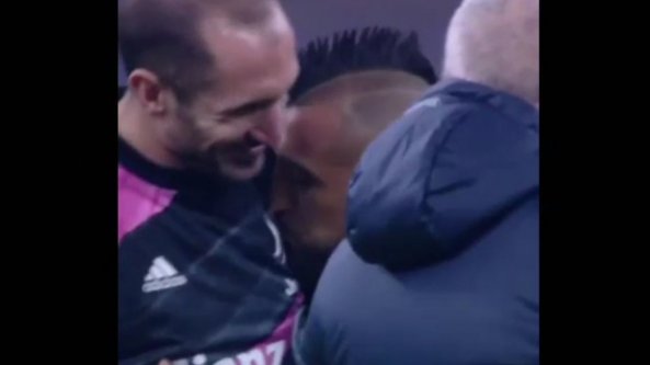 Vidal bacia stemma bianconero sulla maglia di Chiellini: polemiche   