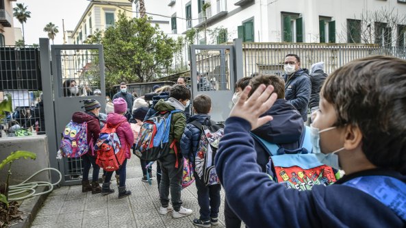 Covid: De Luca firma ordinanza, riaprono le terze elementari