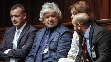 Governo: le grida di Grillo per convincere i 5 Stelle, poi con Draghi la frecciata su Renzi