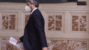 Crisi di governo, il ritorno del tavolo dei miracoli che trasforma i nemici in alleati