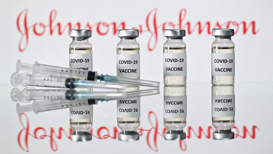 Vaccini, in Usa Johnson&Johnson chiede il via libera. Monodose, più pratico ma meno efficace: cosa cambia nella corsa mondiale contro il Covid