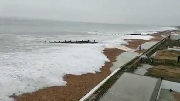 Passeggiare in spiaggia durante una tempesta non è una buona idea