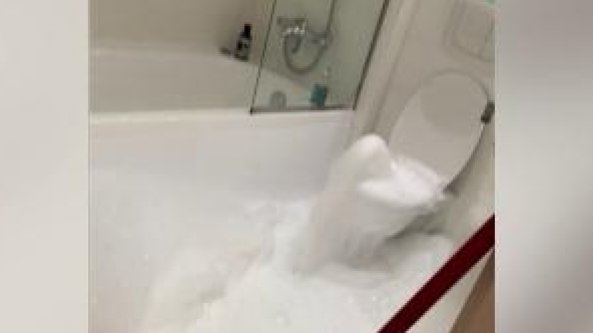 Dal water esce all'improvviso schiuma: l'inquilino se la ride ma è un disastro   