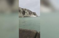 Scogliere di Dover, il pescatore riprende la frana e le rocce che finiscono in mare