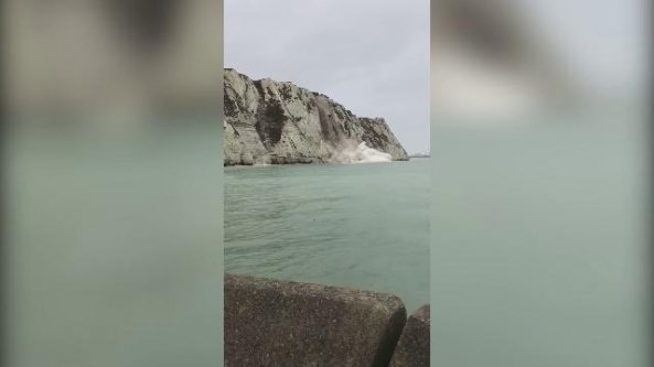 Scogliere di Dover, il pescatore riprende la frana e le rocce che finiscono in mare